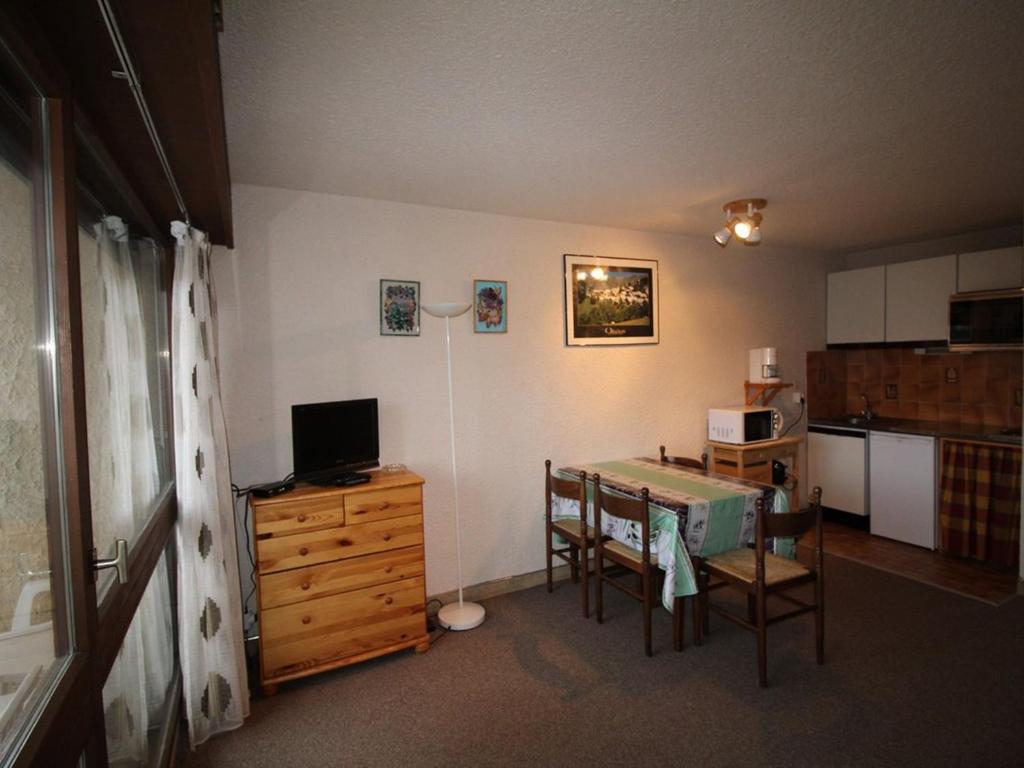 Studio cabine spacieux à 250m des pistes, 4 couchages, parking gratuit - Auris en Oisans - FR-1-297-248 - 3