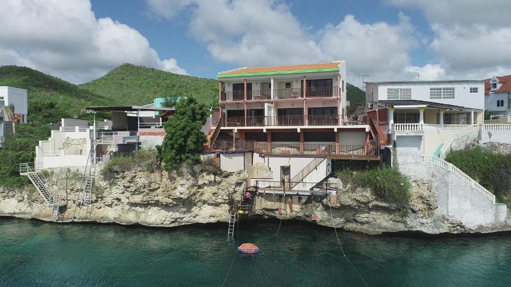 Lagun Ocean View Villa with Own Private Beach, Willemstad