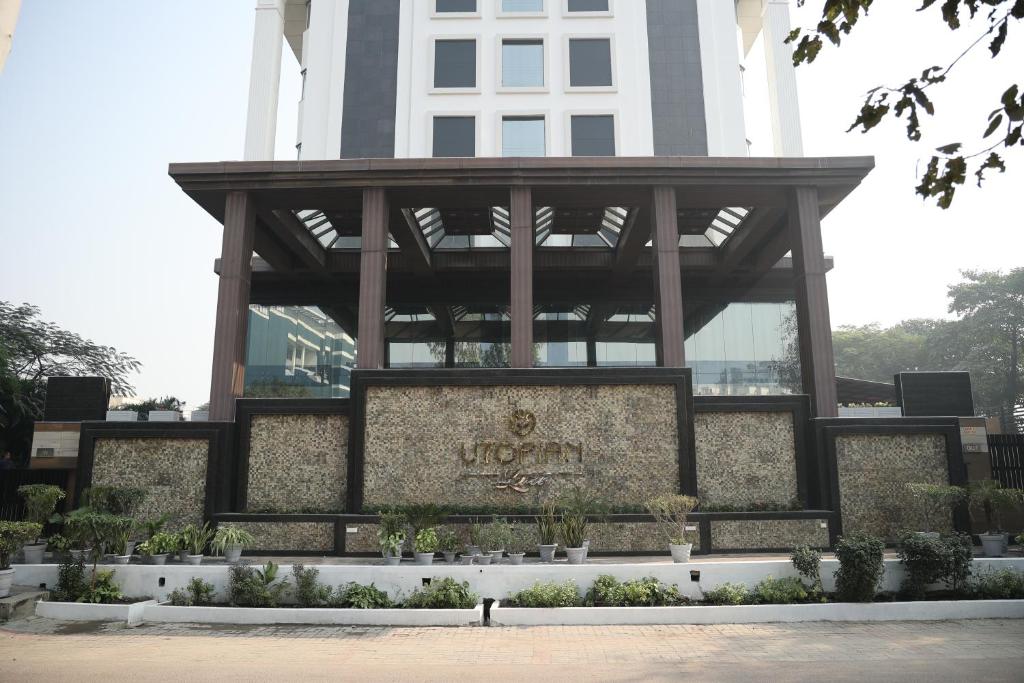 Utopian Luxe, Lakhnaú