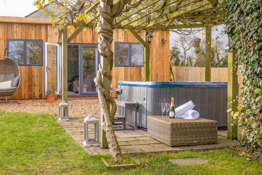 Wisteria View with hottub & cabin sleeps 20, Chippenham