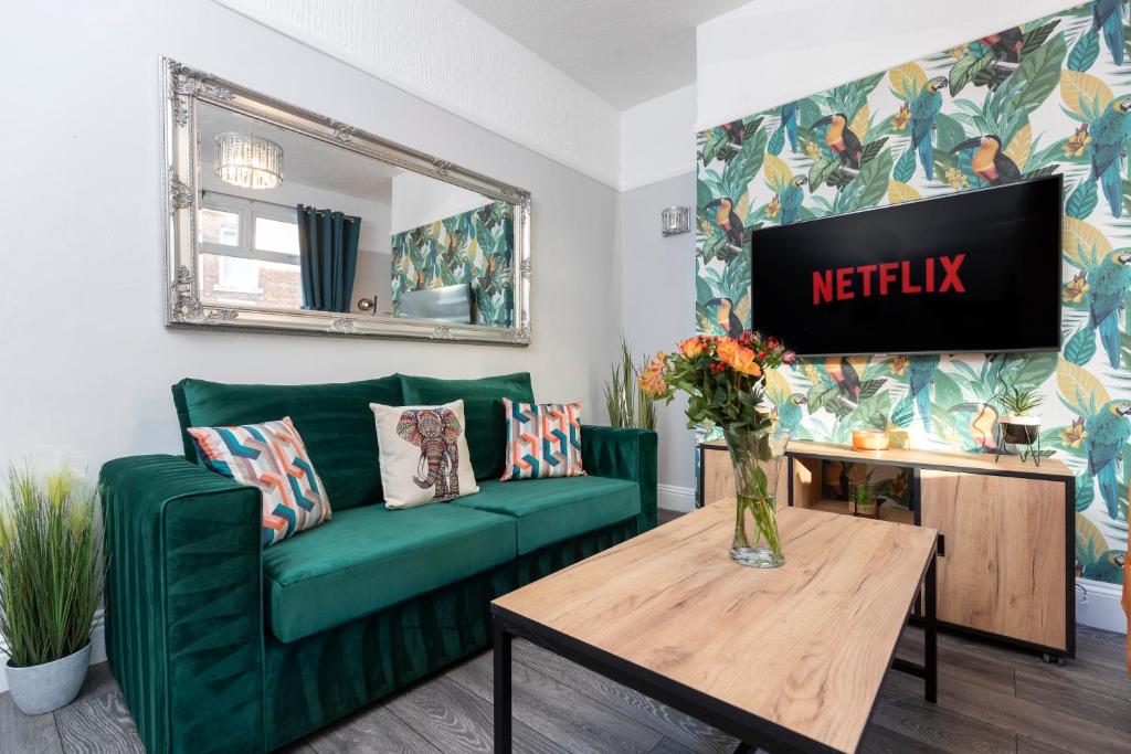 2 bedroom with Smart TV, Free Parking and 2 Sofa Beds Apartment in