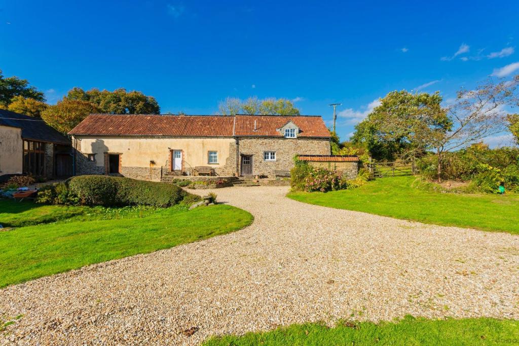 BUCKLAND BREWER COB BARN 2 Bedrooms, Buckland Brewer