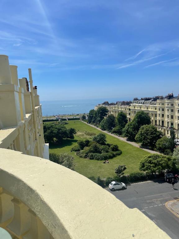 Sky View Double Bed Apartment in Brighton and Hove by MyHolidayLet, Brighton and Hove
