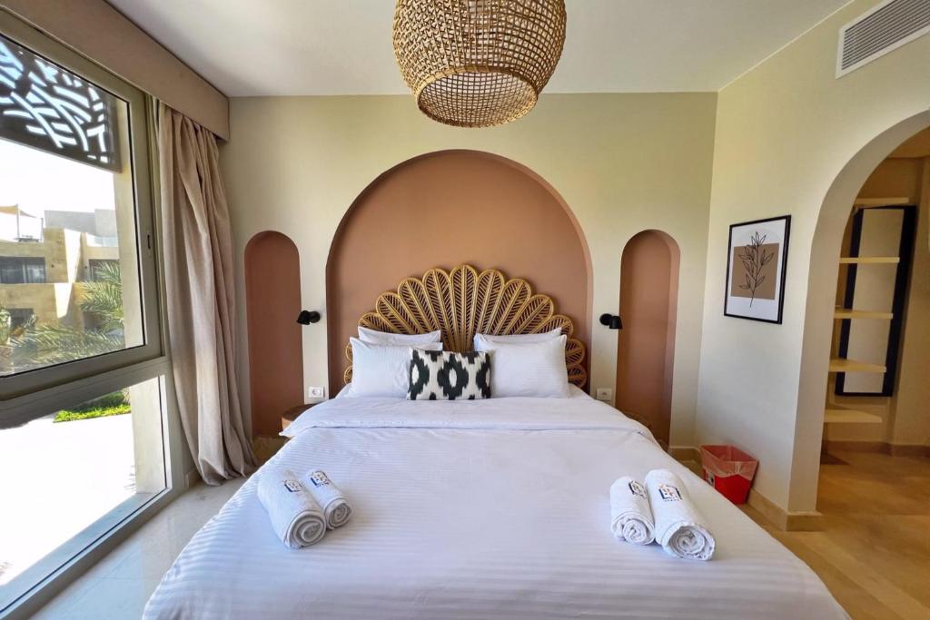 Spectacular & Soaring 2 BDR w Private Rooftop Jacuzzi & Beach Access, Hurghada