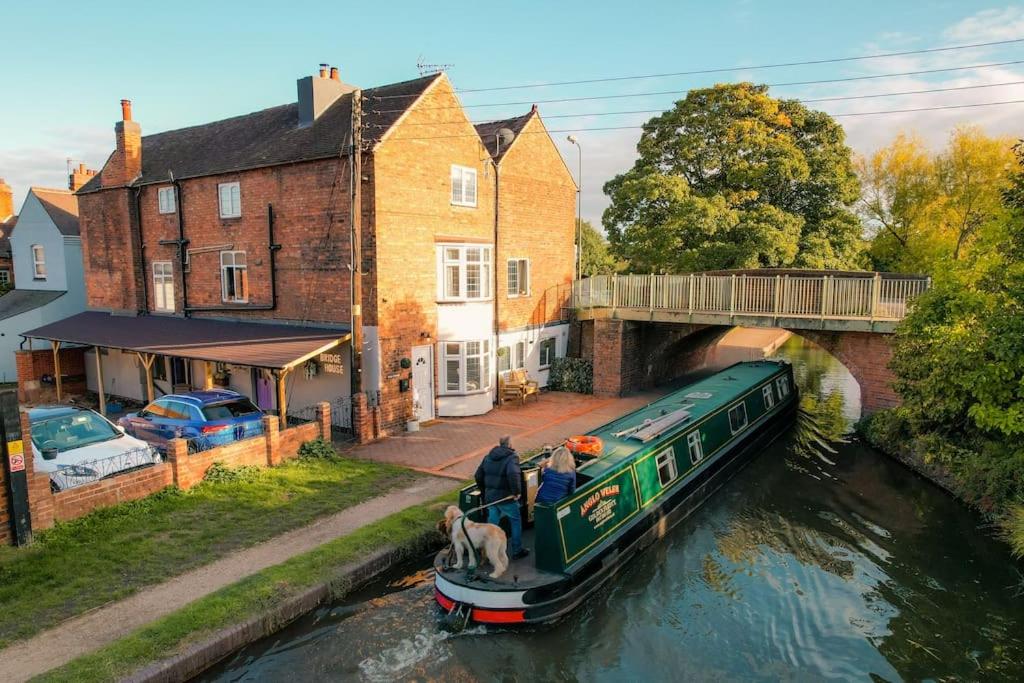 Hidden Gem Canal Facing Retreat with lovely walks, Hopwas