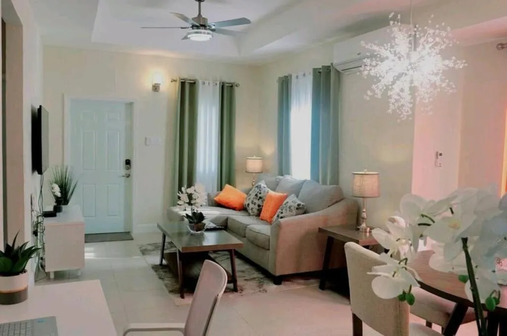 Paradise Oasis at Oceanpointe - pool and free parking, Hotel in Lucea