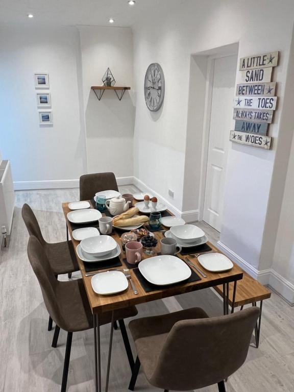 3-Bed Apartment in Central Torquay photo 5