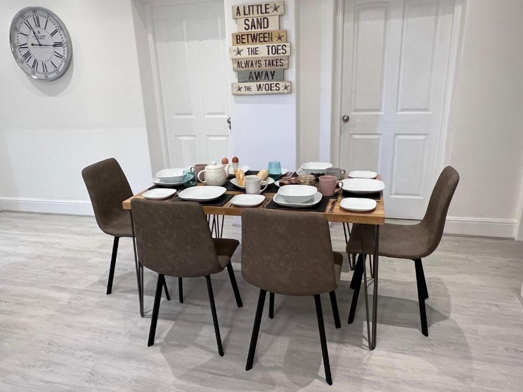3-Bed Apartment in Central Torquay photo 6