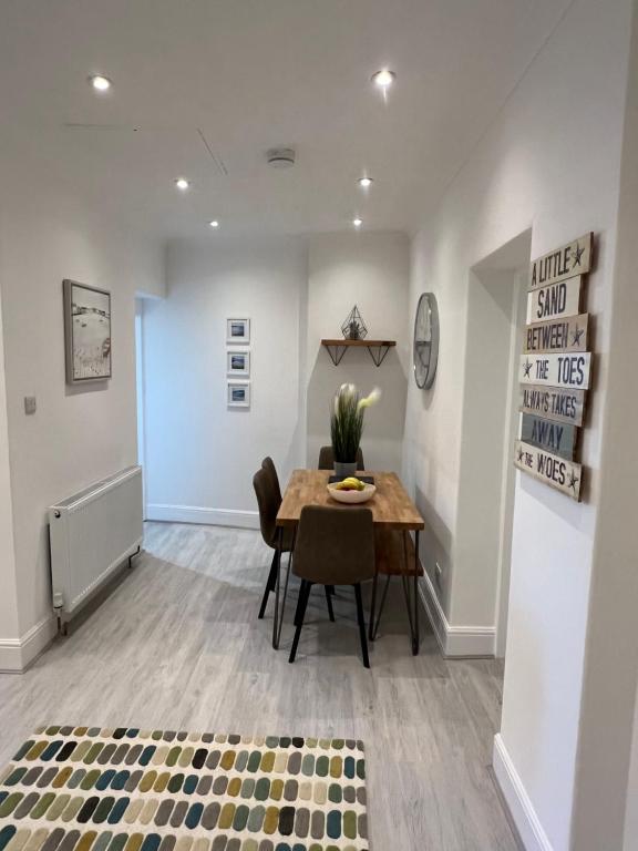 3-Bed Apartment in Central Torquay photo 8