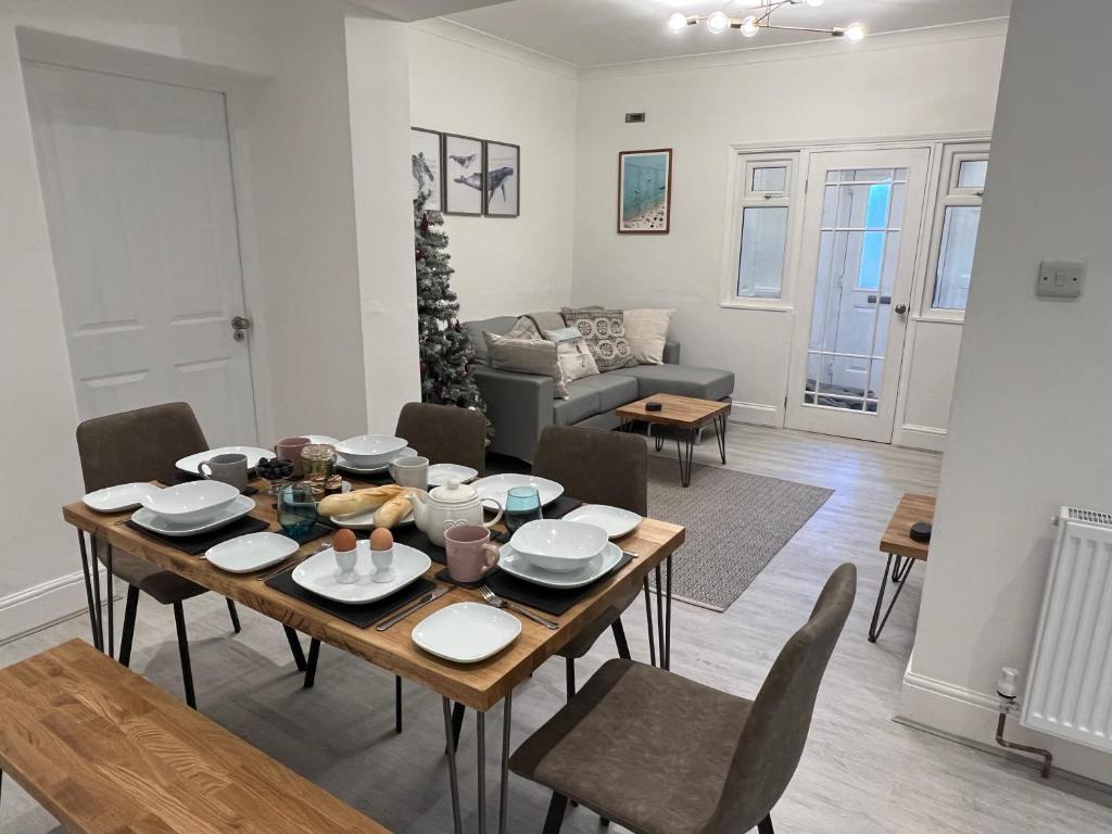 3-Bed Apartment in Central Torquay photo 3