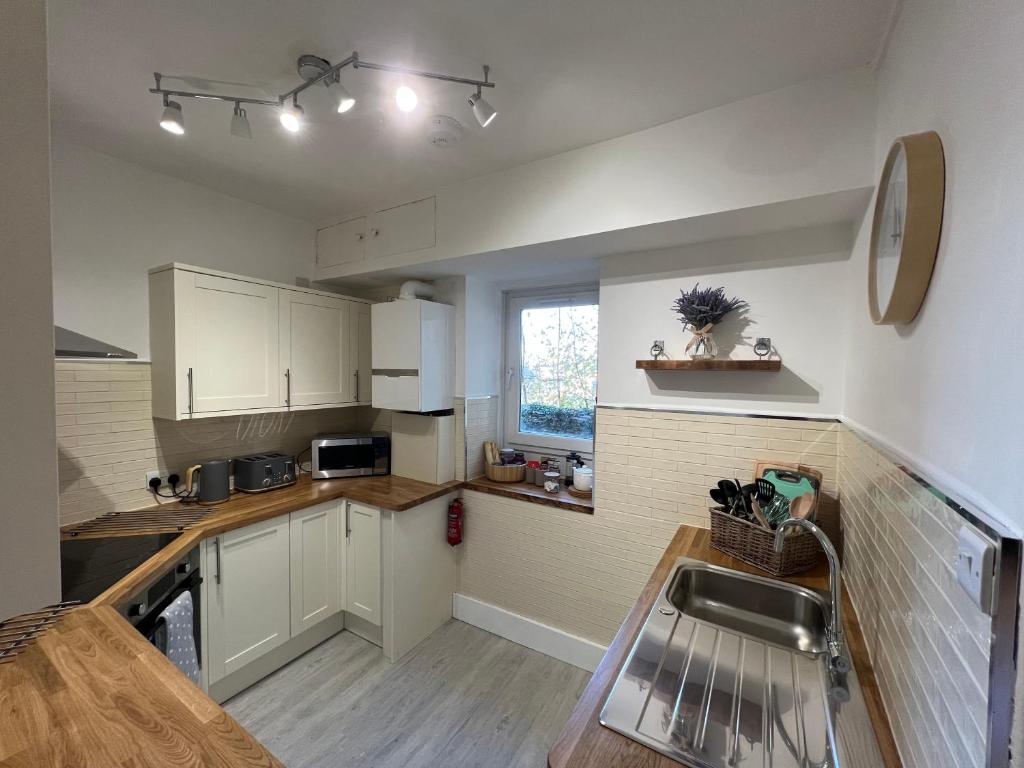3-Bed Apartment in Central Torquay photo 7