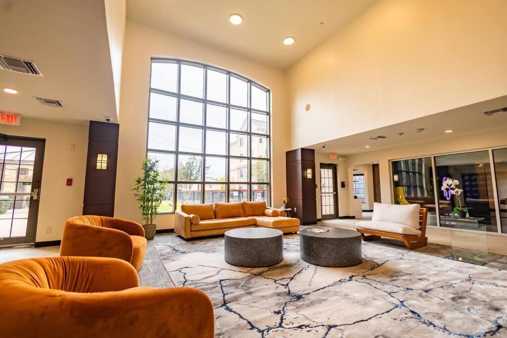 Lux Living 1BR Apartment with Pool and Jacuzzi