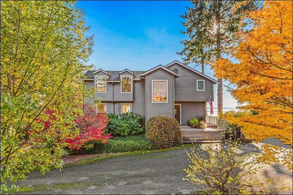 Whale's Tale : Panoramic views of Mount Rainier and Henderson Bay