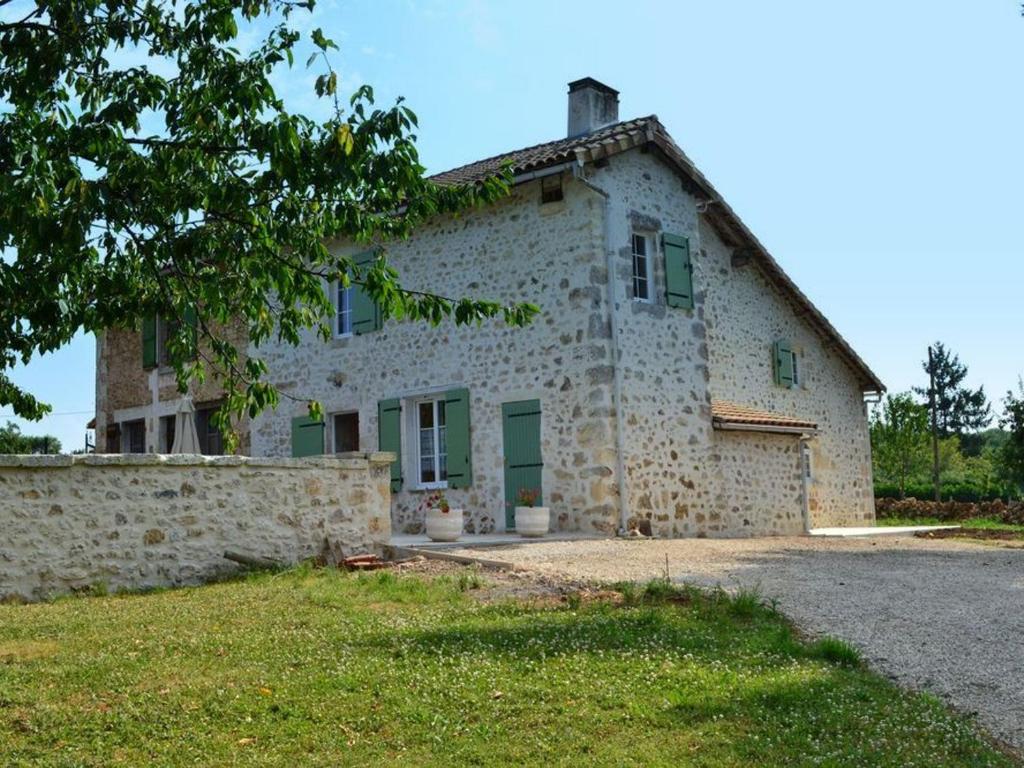 Gîte Montbron, 4 pièces, 6 personnes - FR-1-653-216