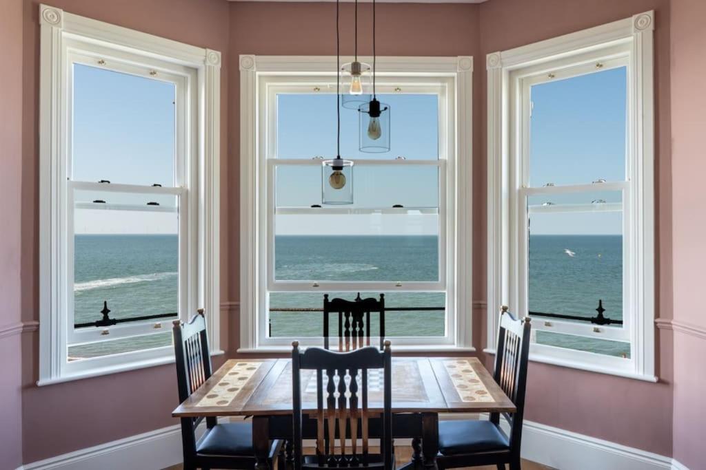 Stylish Beachfront Apartment, Sweeping Ocean Views and Luxury Touches, Herne Bay