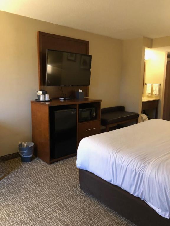 Wingate by Wyndham Grove City photo