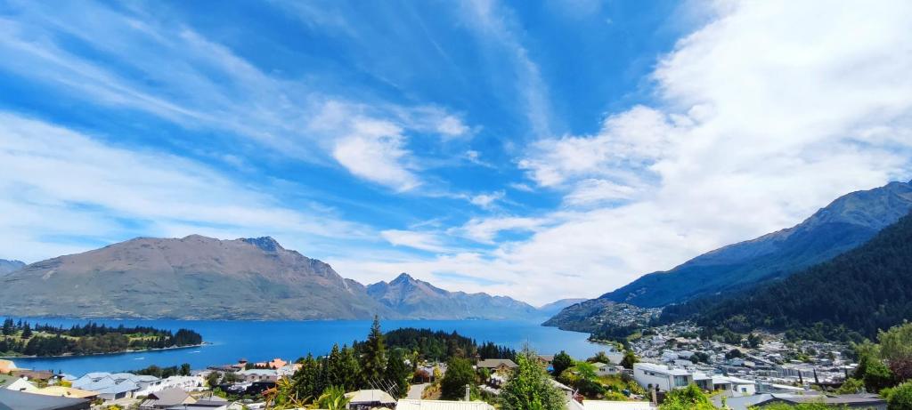 Spacious Home with Awesome Lake Views, Queenstown