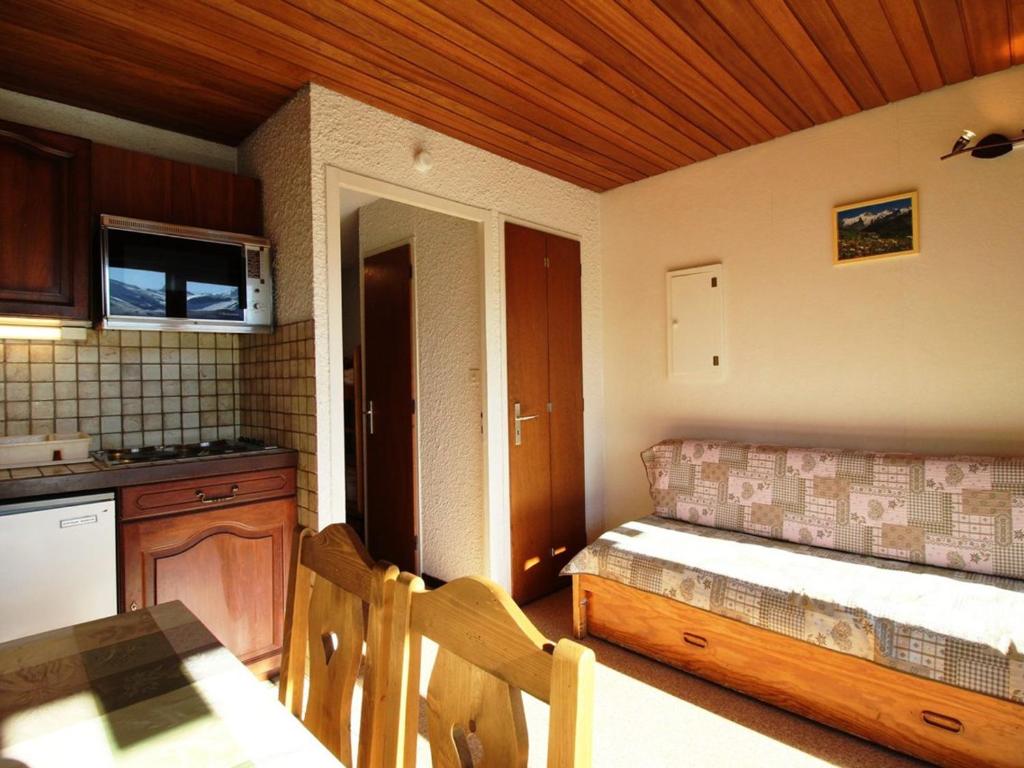 Studio cabine au pied des pistes avec balcon et parking gratuit, proche commerces - Auris en Oisans - FR-1-297-69 - 3