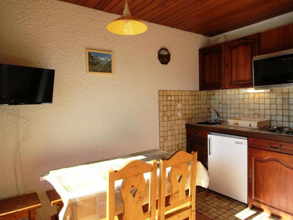 Studio cabine au pied des pistes avec balcon et parking gratuit, proche commerces - Auris en Oisans - FR-1-297-69 - 4