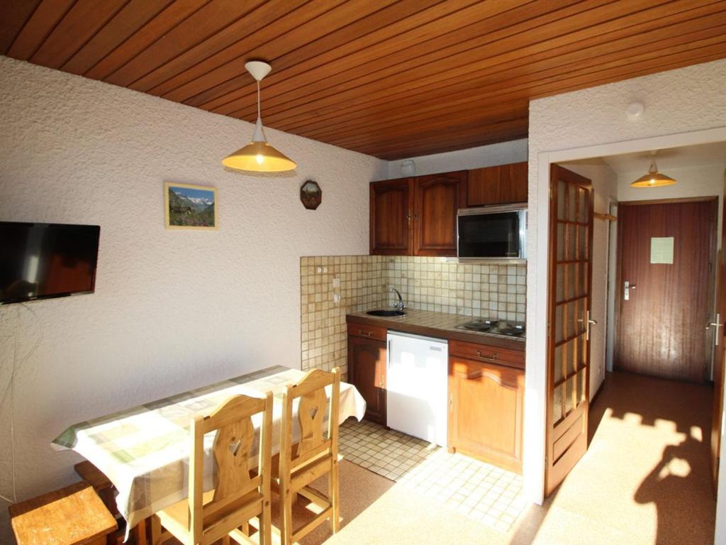 Studio cabine au pied des pistes avec balcon et parking gratuit, proche commerces - Auris en Oisans - FR-1-297-69 - 5