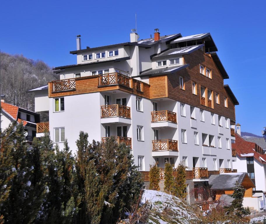 APARTMENTS FOKA - 600m from Gondola ski lift - PROMO — Hotel in Brzeće