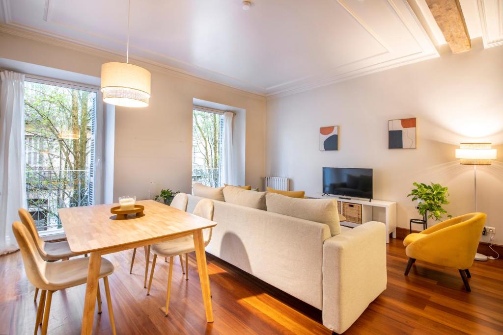 Charming Central Getaway - 2