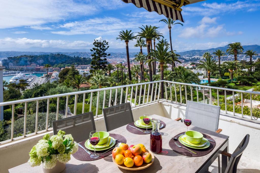 Ferienwohnung Les Oliviers über den Dächern von Nizza ruhig sonnig Meerblick Pool Tiefgarage Parkplatz, Nice