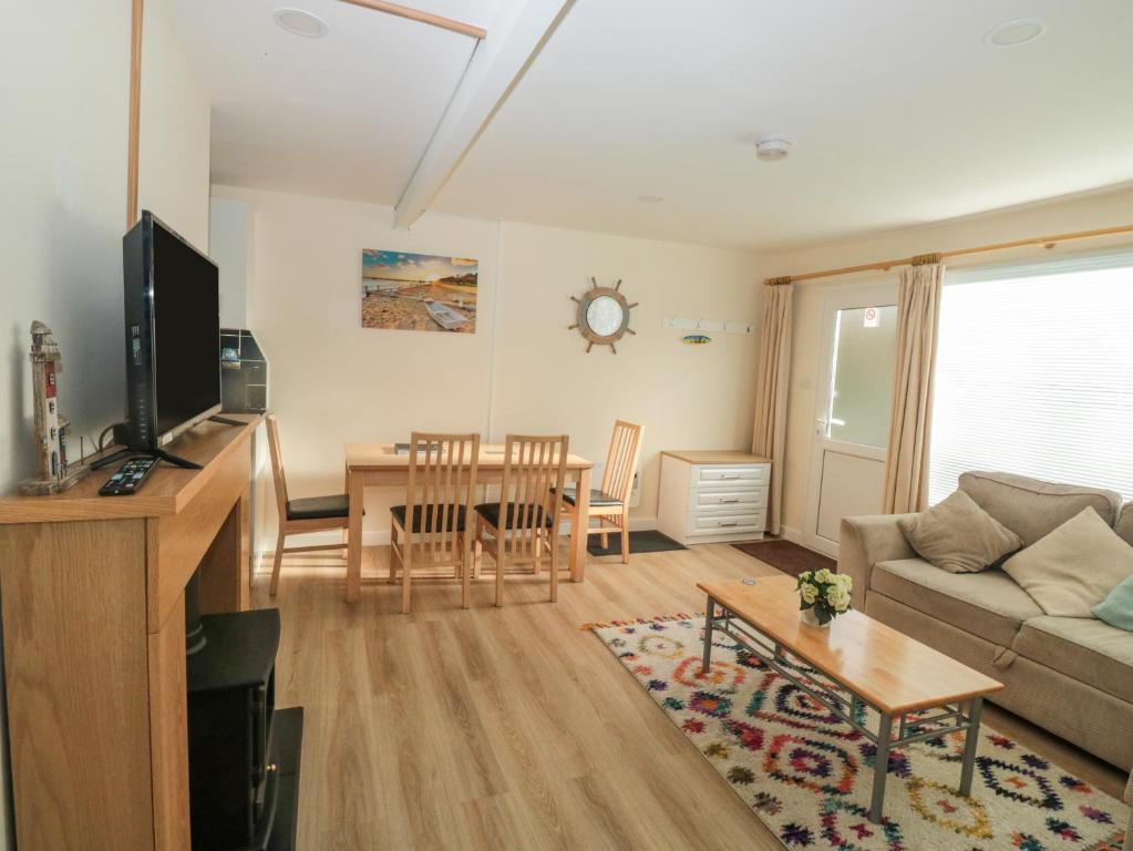 The Bolthole, 66 Norton Park, Dartmouth - photo 2
