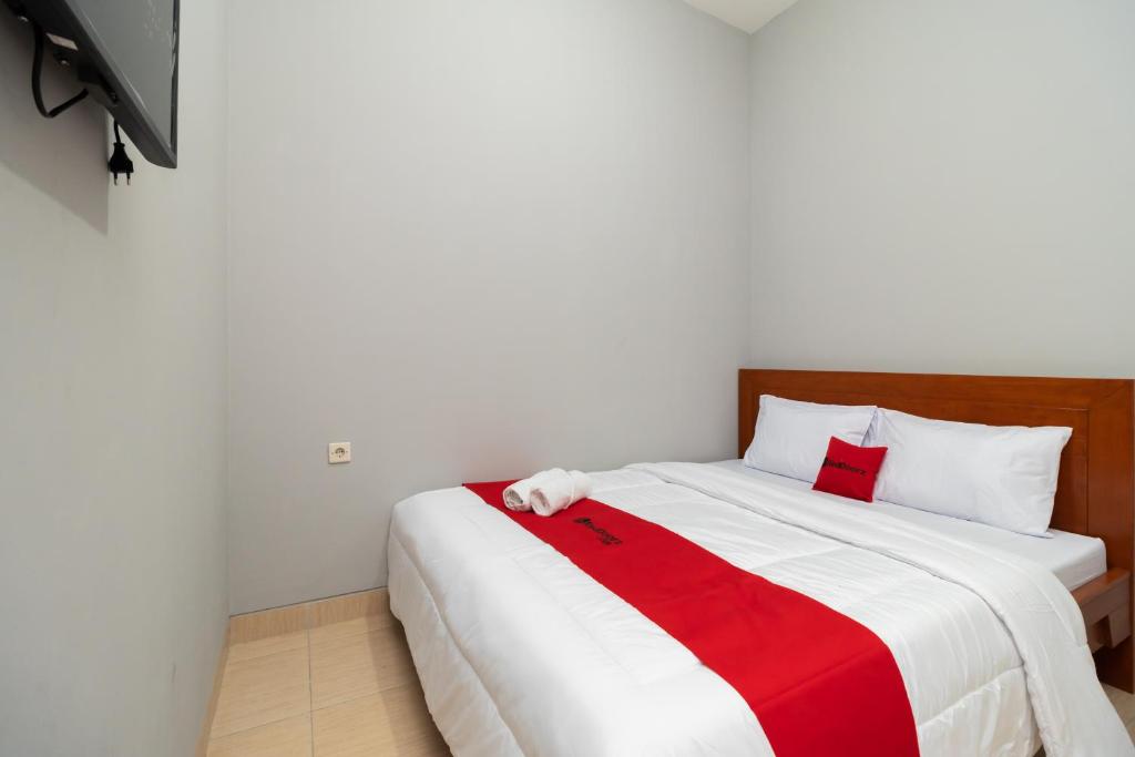 RedDoorz near RS Sari Asih Cipondoh