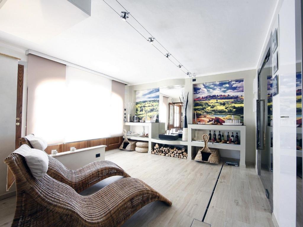 Agriturismo Sanguineto의 수영장과 정원 전경