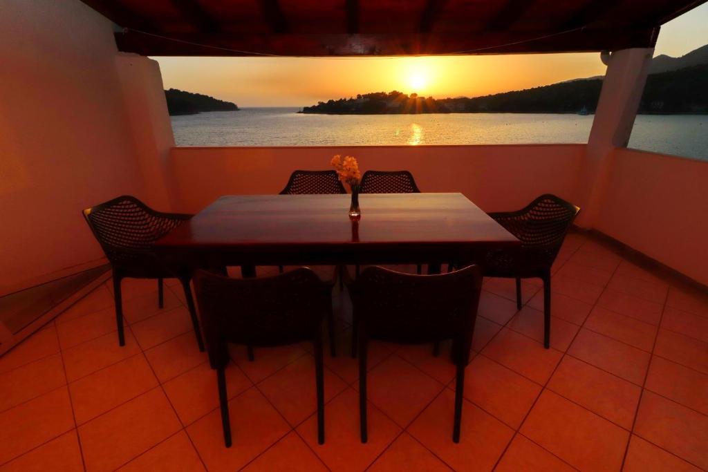 Seafront Apartments Anthony 전경