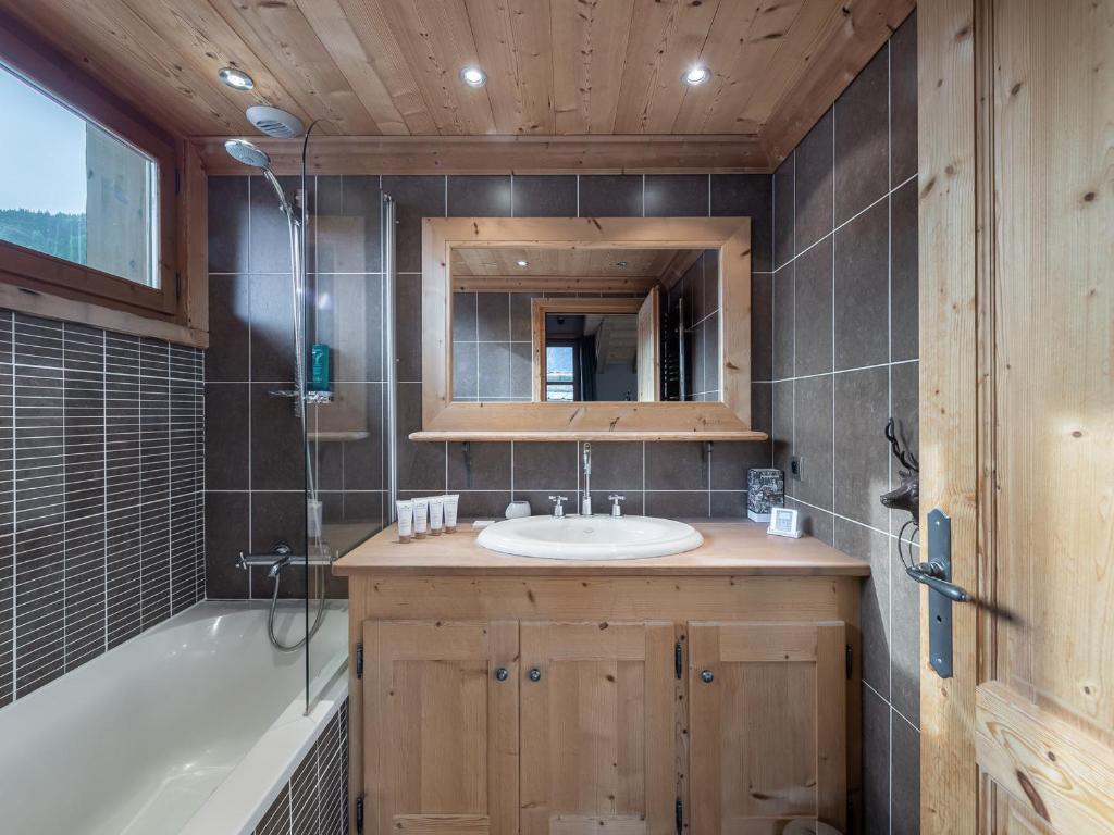 Chalet confortable avec sauna à Courchevel Le Praz, proche remontées - FR-1-568-15 - 2