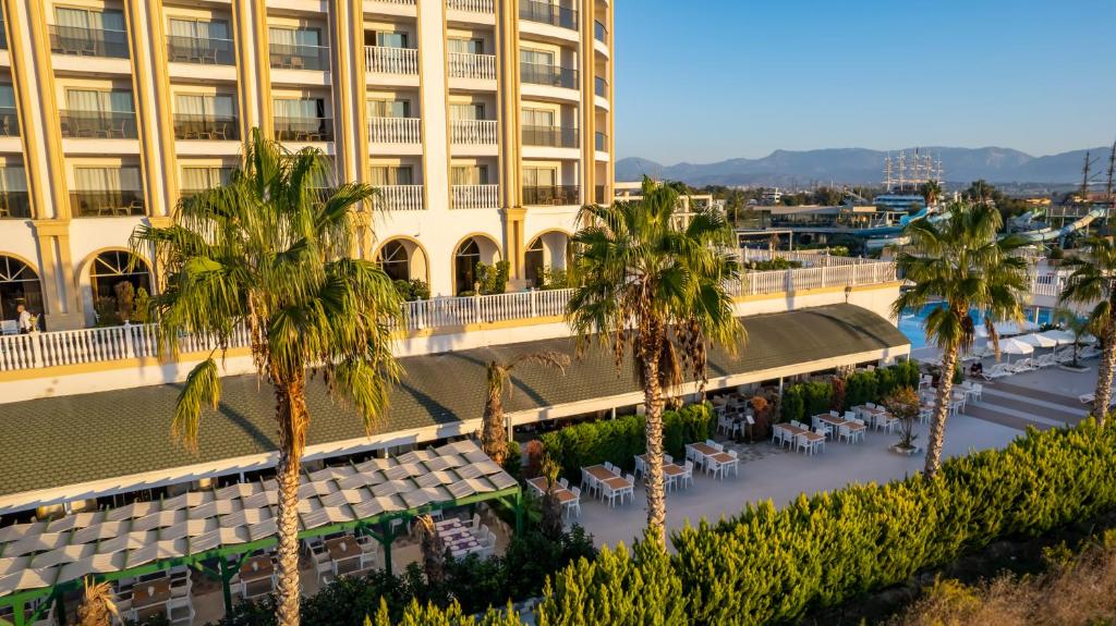 J'adore Deluxe Hotel & Spa Ultra All Inclusive — Side