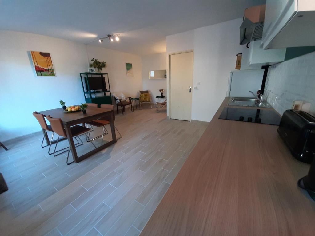Maison rénovée avec terrasse à 700m des plages, marché et activités - Tennis et piste cyclable à 10m - FR-1-239-385 - 2