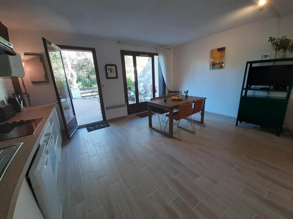 Maison rénovée avec terrasse à 700m des plages, marché et activités - Tennis et piste cyclable à 10m - FR-1-239-385 - 4