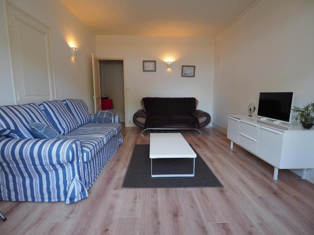 Appartement en Centre-Ville avec Terrasse et Parking, Accès Direct à la Plage - FR-1-474-4 - 2
