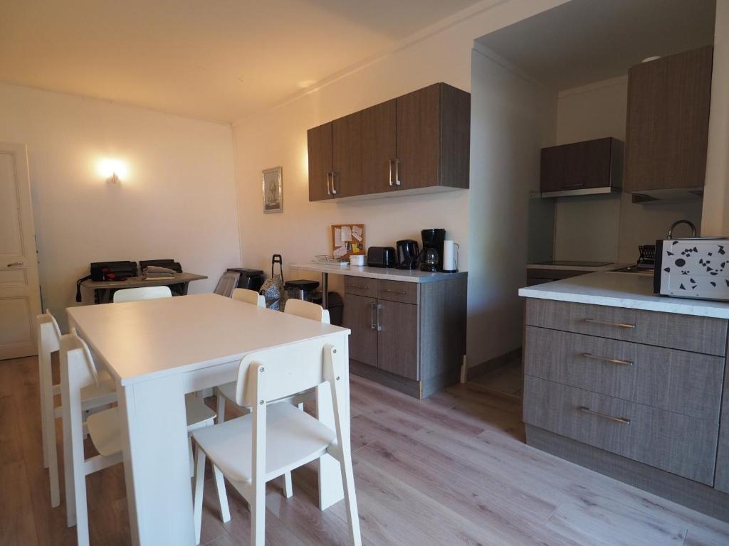 Appartement en Centre-Ville avec Terrasse et Parking, Accès Direct à la Plage - FR-1-474-4 - 4