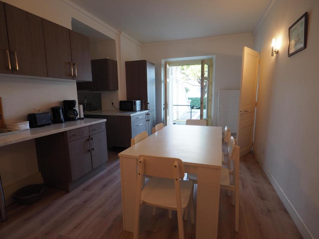 Appartement en Centre-Ville avec Terrasse et Parking, Accès Direct à la Plage - FR-1-474-4 - 5