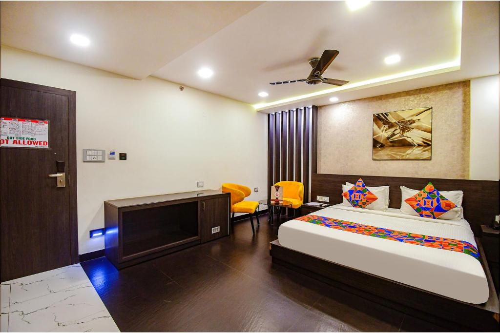 Super OYO Townhouse OAK Kzar Corporate Hotel Near St. Thomas's Church photo