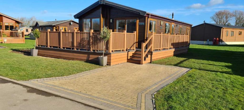 Little Gem Lodge with Hot Tub, Malton