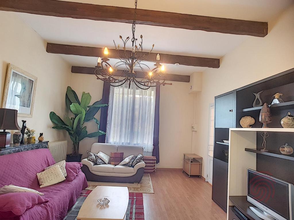 Charmant F2 avec terrasse près du centre et des thermes, animaux acceptés, options de services disponibles - FR-1-451-31 - 2