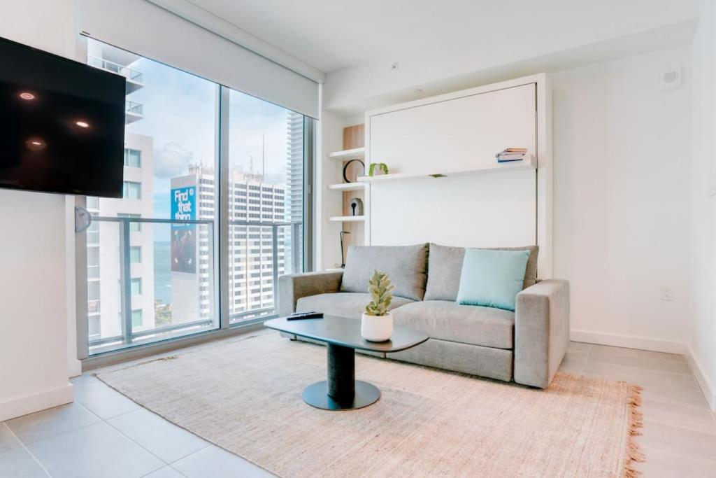 Modern and newly built studio with Pool, Gym, and Restaurant access, Miami