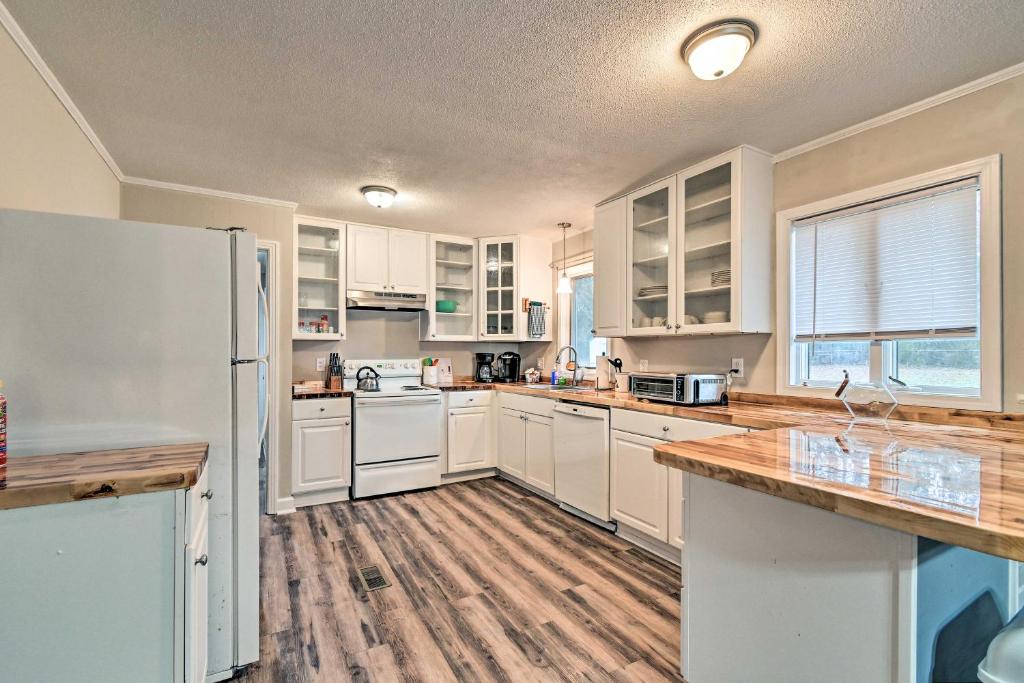 Cozy and Quiet Sanford Home about 5 Mi to Downtown!