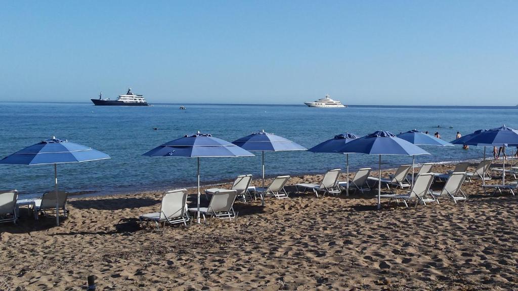 Beach, Akti Zaga Apartments in Koroni