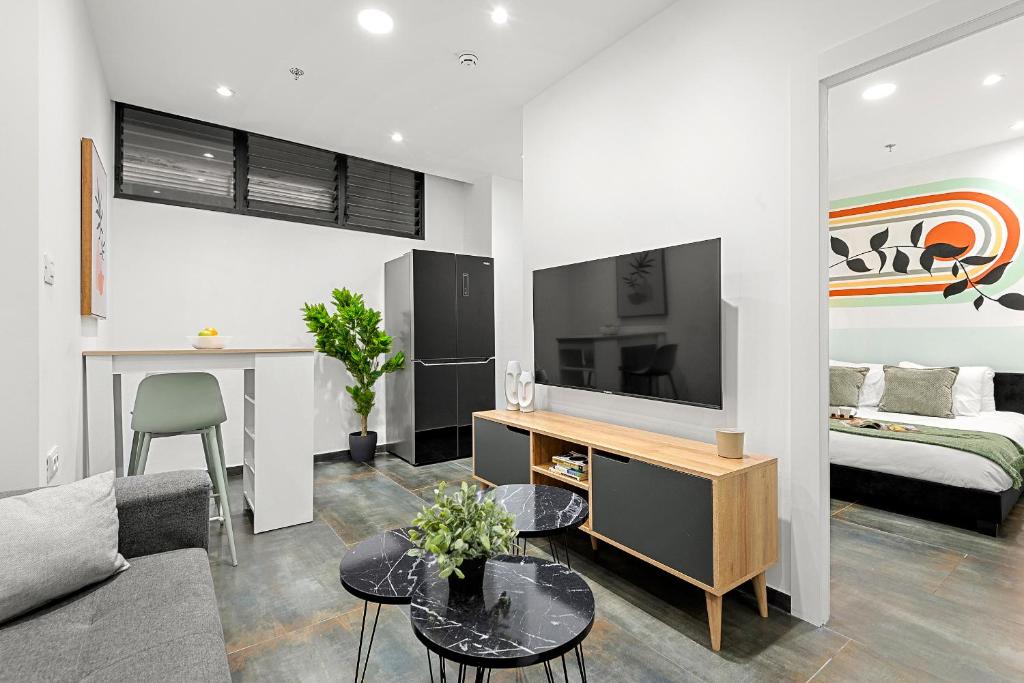 Modern Renovated 1BR Apt with Bomb Shelter, Beach & Central TLV M2, Tel Aviv