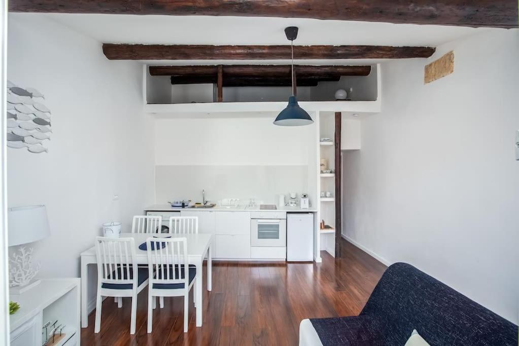 Plein coeur du Panier avec terrasse 2 à 4 personnes arrivée avant 19h - 2