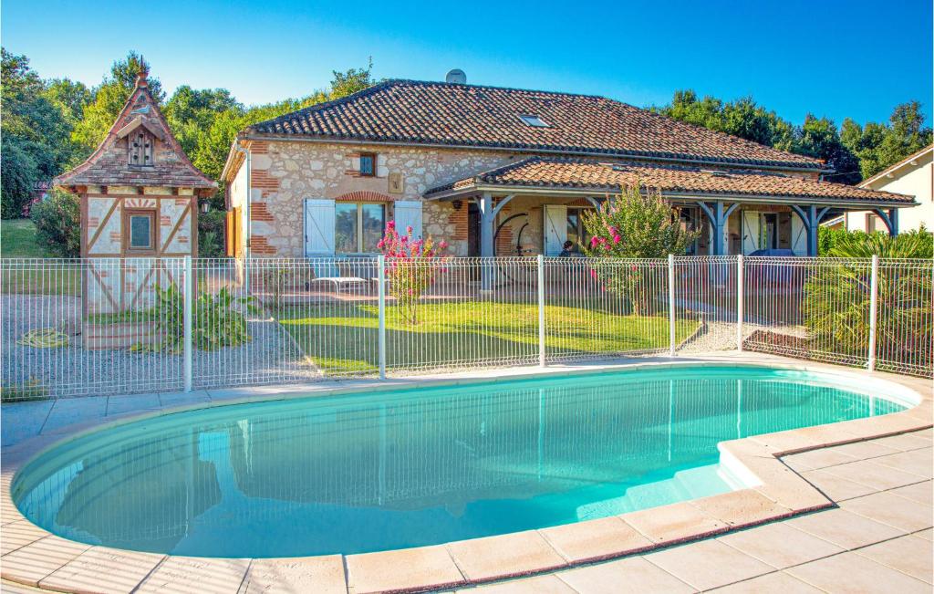 Awesome Home In Castelsagrat With Outdoor Swimming Pool, Wifi And Private Swimming Pool — Hotel in Valence