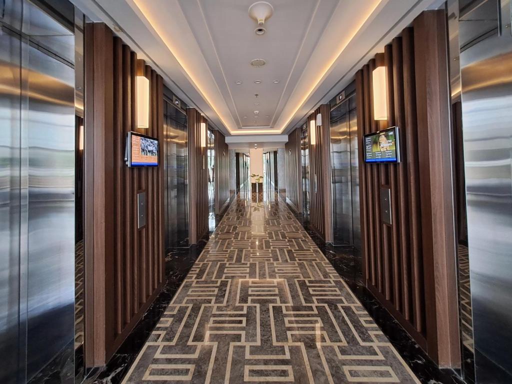 1 BR Apartment Near Shopping Malls photo