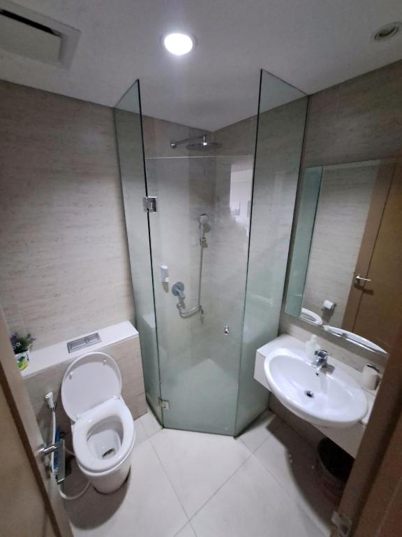 1 BR Apartment Near Shopping Malls photo