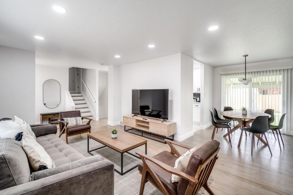 @ Marbella - Spacious and Modern Home in Arvada